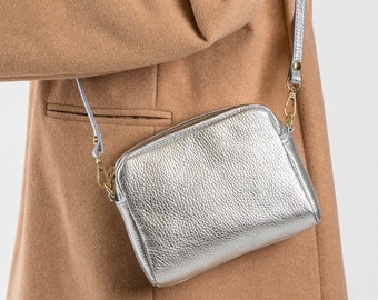 Silberne Leder Crossbody-Tasche, Silberne Lederhandtasche, personalisierte Silberhandtasche, Tag zu Nachttasche Leder, Metallicleder, Namensscheibe