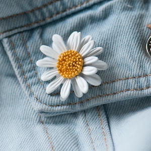 White Daisy Brooch, Daisy Pin, Pastel Pin, White Flower Brooch, Flower Lapel Pin, Gift for Mum, Mother's Day Gift Floral Pin, Flower Brooch