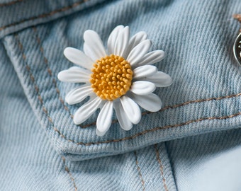 White Daisy Brooch, Daisy Pin, Pastel Pin, White Flower Brooch, Flower Lapel Pin, Gift for Mum, Mother's Day Gift Floral Pin, Flower Brooch