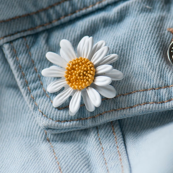 White Daisy Brooch, Daisy Pin, Pastel Pin, White Flower Brooch, Flower Lapel Pin, Gift for Mum, Mother's Day Gift Floral Pin, Flower Brooch