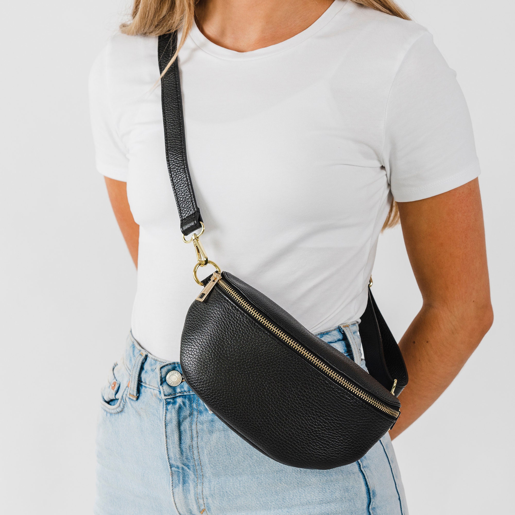 Leather bumbag with chain detail on front / 15292 - Black / Black