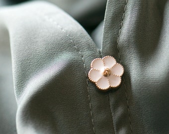 Blume Modesty Pin, weiße Blume Anstecknadel, Schalnadel, Blume Anstecknadel, Dekolleté Anstecknadel, extra Anstecknadel, weiße Gänseblümchen Anstecknadel, kleine Blume Taschenpin,