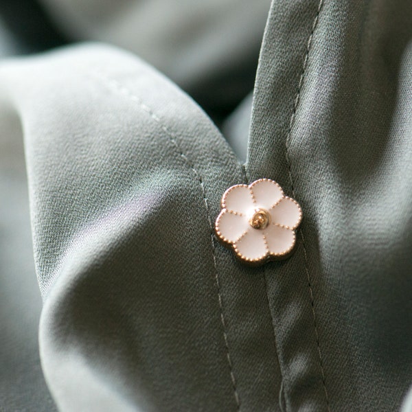 Flower Modesty Pin, White Flower Pin, Scarf Pin, Flower Button Pin, Cleavage Pin, Extra Button Pin, White Daisy Pin, Tiny Flower Bag Pin,