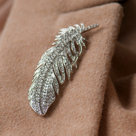 Feather brooch pin deals