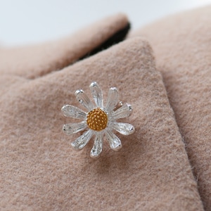 Small Daisy Gold and Silver Brooch, Mother's Day Gift Flower Brooch, Daisy Lapel Pin, Giftboxed Flower Brooch, Small Flower Brooch, Mum Gift