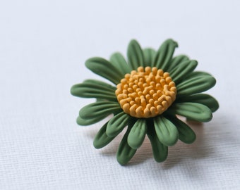 Green Daisy Brooch, Green Flower Brooch, Green Flower Lapel Pin, Summer Brooch, Green Floral Pin Badge, Flower Brooch Giftbox,Gardeners Gift