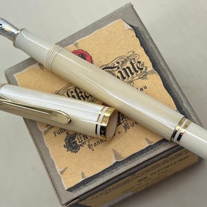 Pelikan M320 - White pearl - rare 2011 edition