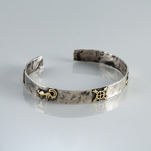 Pulsera de puño martillado para hombres plata de ley 925, dibujo de cueva, pulsera antigua, pulsera brutalista, regalo para él, pulsera vintage