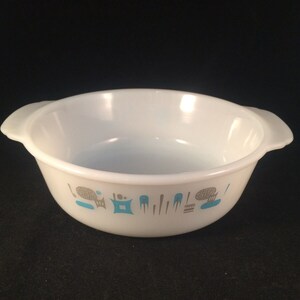 Plat à gratin blanc avec design bleu et gris