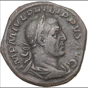 Puede incluir: Una moneda romana de bronce con la inscripción "IMP. M. AUREL. IMP. AUG. P. F. AVG." y un retrato de un hombre con una corona de laurel.