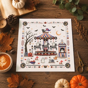 Może przedstawiać: Kwadratowy wzór do haftu krzyżykowego na białej tkaninie przedstawiający karuzelę w stylu Halloween z duchami jadącymi na szkieletach koni, budką z biletami, bezlistnym drzewem, dyniami i nietoperzami. Wzór posiada ozdobną ramkę z ikonami.
