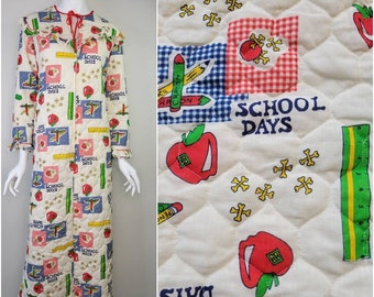 Vintage 1970s School Days quilted robe by JC Penny, Size M / 1970s novelty print robe / Loungewear / Dressing gown / Medium M 36B 38B 40B