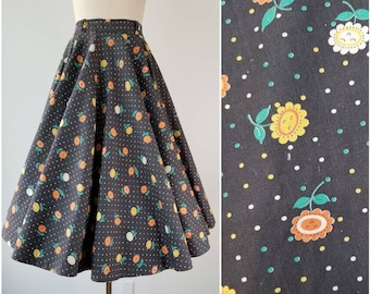 Vintage 1950s smiling flowers novelty print cotton circle skirt /  50s novelty print skirt / Spring Summer skirt / floral / Small / 25W 26W