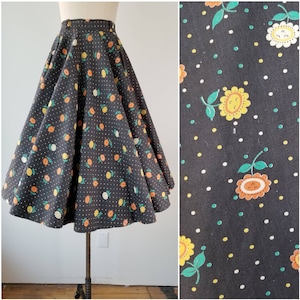 Vintage 1950s smiling flowers novelty print cotton circle skirt /  50s novelty print skirt / Spring Summer skirt / floral / Small / 25W 26W