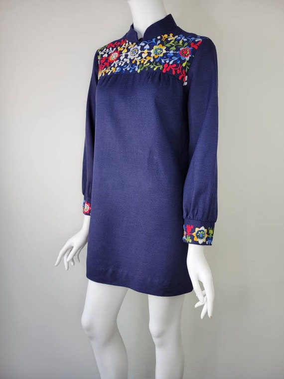Vintage 1960s floral embroidered mini dress Size … - image 4