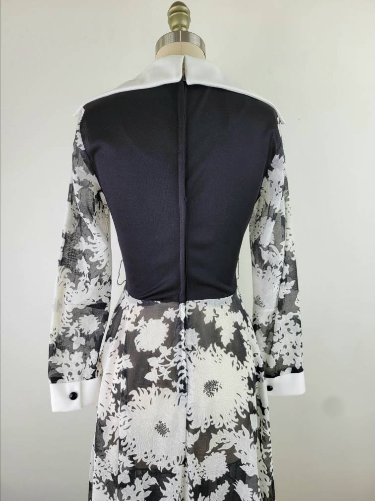 黒と白の花柄マキシドレス ヴィンテージ 1970 年代 花柄 マキシドレス、黒と白、サイズ S/M / 黒