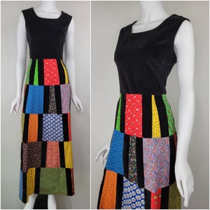 Könnte beinhalten: Ein schwarzes, ärmelloses Samtkleid mit einem Patchwork-Rock. Der Rock ist aus buntem Stoff mit floralen und geometrischen Mustern.