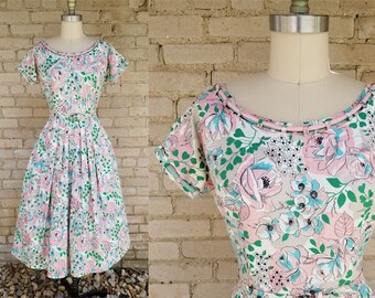 Vintage 1950s floral cotton dress with original belt, Size XS/S / 50s fit and flare dress / 1950s floral dress / XS Small S / 24W 25W