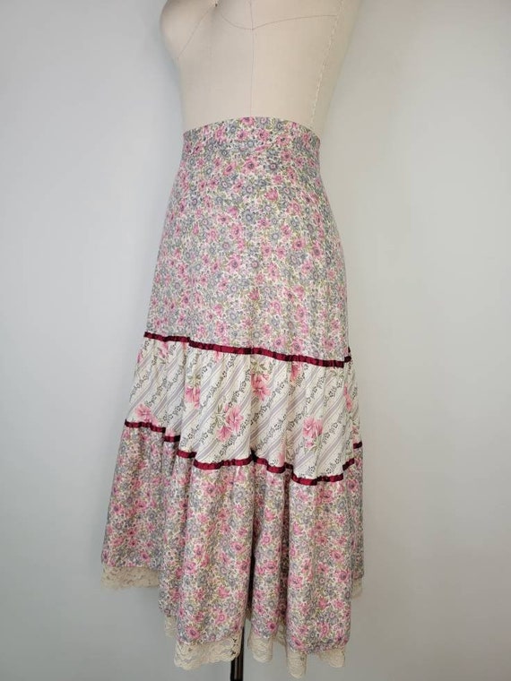 Vintage 1970s floral prairie skirt, Size S / Gunn… - image 4