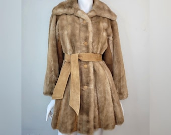 1960年代のヴィンテージ、リリーアンのフェイクファーとスエードのベルト付きコート、サイズM/L-L 38-42B / 1960年代のリリーアンのコート / 1960年代のフェイクファーとスエードのコート / Mサイズ、Lサイズ