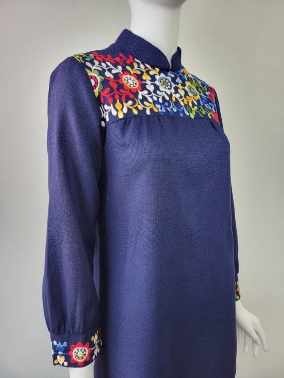 Vintage 1960s floral embroidered mini dress Size … - image 7