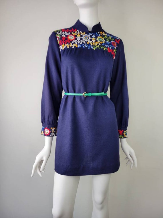 Vintage 1960s floral embroidered mini dress Size … - image 3