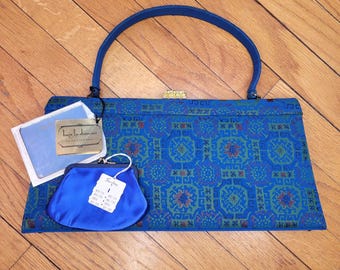 Puede incluir: Un bolso vintage azul con un patrón geométrico y una cartera de monedas azul a juego. La cartera tiene una etiqueta que dice "bags by dom-air".