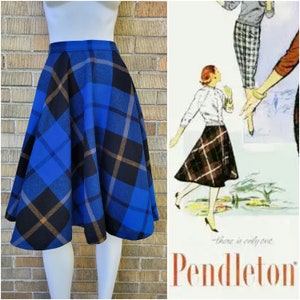 Könnte beinhalten: Ein blauer, schwarzer und brauner karierter Rock mit einer vollen, A-Linien-Silhouette. Der Rock ist von Pendleton.
