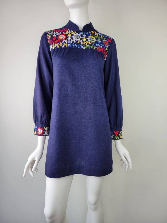 Vintage 1960s floral embroidered mini dress Size … - image 2