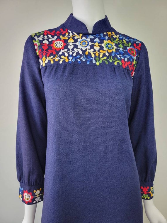 Vintage 1960s floral embroidered mini dress Size … - image 6