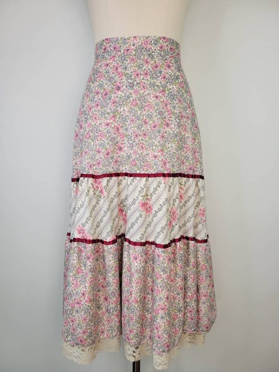 Vintage 1970s floral prairie skirt, Size S / Gunn… - image 3