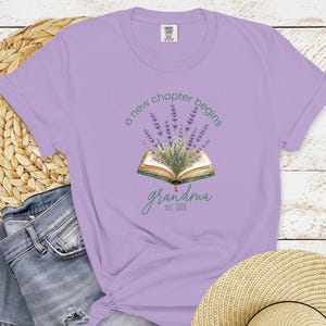 Lavender Floral Book Grandma Shirt, New Grandma Est 2026 T-Shirt, First Time Grandmother Pregnancy Announcement Tee