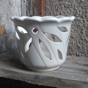 Orchid pot. Elegant white. Fine cutting. Handwork! Manual coating. An elegant pot for your favorite orchid.