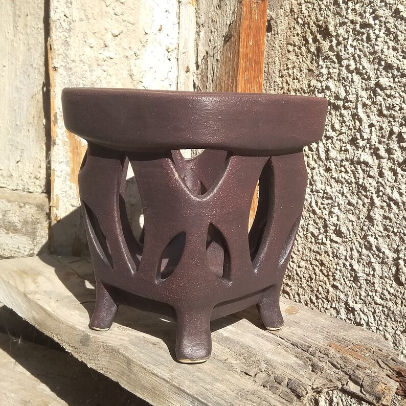 The surface imitates the bark of a tree Orchid pot On the legs Square shape Brown black. Big