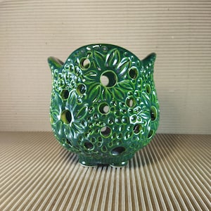 Pot en céramique pour orchidées avec motif floral et trous ronds. Pot en forme de fleur. Travail manuel.