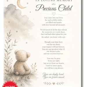 以下が含まれることがあります： 「IN LOVING MEMORY of a Precious Child」のテキストが入った水彩画風の記念プリント。テディベア、三日月、星が描かれています。プリントには詩と「You are deeply loved. You are forever missed.」という言葉が含まれています。