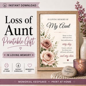 以下が含まれることがあります： 「Loss of Aunt Printable Gift」と「In Loving Memory」のテキストが入った額入りの追悼プリント。プリントには花の装飾と詩が描かれています。 ろうそく、装飾用の石、花瓶の花も写っています。