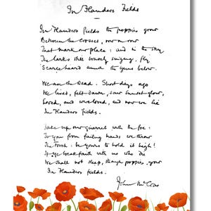 Può includere: Poesia manoscritta "In Flanders Fields" di John McCrae, con un bordo di illustrazioni di papaveri rossi. Il testo della poesia è in inchiostro nero su sfondo bianco.