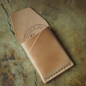 GrainWallet in Cordovan-schaal, linkshandig. Minimalistische luxe portemonnee, kaarthouder. Gratis personalisatie, kerstcadeau.