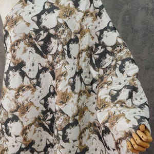 Tecido Jacquard Vintage com Estampa de Gato em Tons Neutros de Marrom e Preto, Ideal para Vestidos Casuais, Blusas e Projetos de Decoração Artesanal.