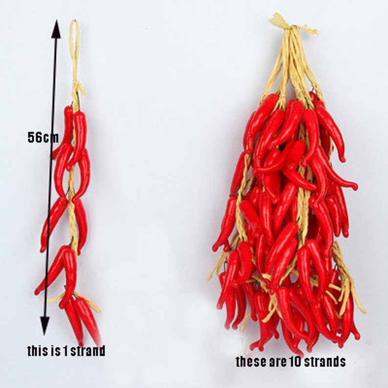 Pu&ograve; includere: Dieci fili di ghirlanda di peperoncino rosso, ogni filo &egrave; lungo 56 pollici.  "this is 1 strand" e "these are 10 strands" sono scritti sotto l'immagine.