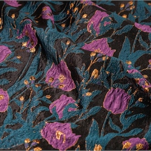 Tessuto per abbigliamento in broccato floreale con tulipani viola, tessuto floreale romantico in rilievo di alta qualità per gonna da abito