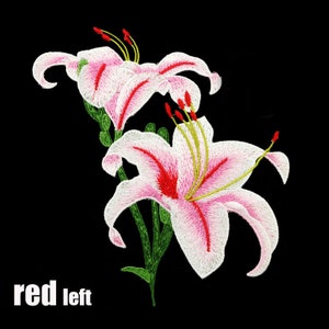 Può includere: Toppa ricamata con due fiori di giglio rosa e bianchi con dettagli rossi e gialli su sfondo nero. Il testo "red left" si trova in basso a sinistra. I fiori hanno steli e foglie verdi.