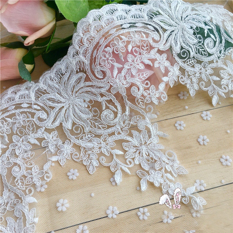 Tela de encaje blanco para el vestido de boda de bricolaje Bordado de encaje floral por el patio para el vestido de fiesta imagen 1