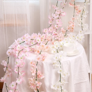 人工の桜のつる吊り下げ装飾、家の壁の装飾、結婚式用の人工の桃の花のつる、結婚式の装飾の壁の装飾