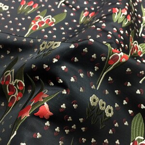 Tissu noir de vêtements de brocart floral de 0.5m, tissu de satin, modèle doux de fleur pour la robe, jupe, manteau Largeur 160cm image 4