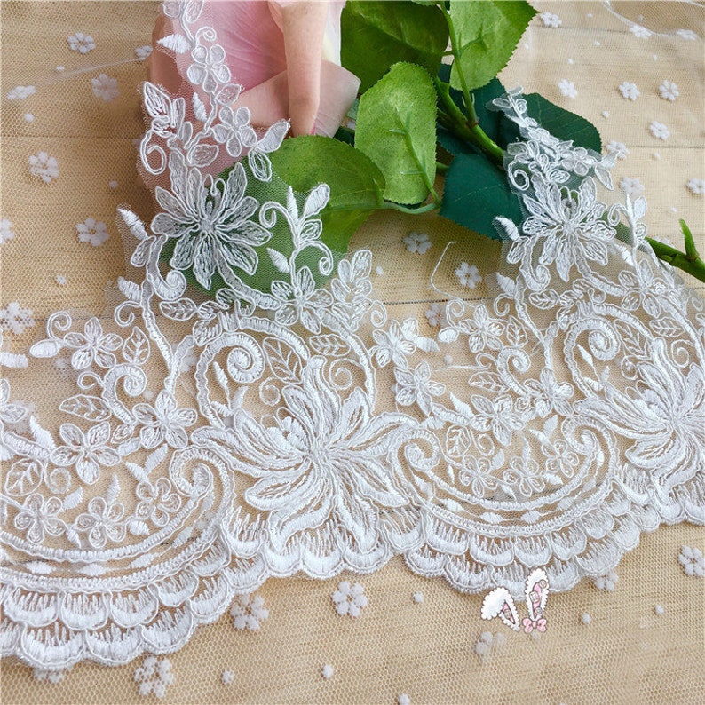 Tela de encaje blanco para el vestido de boda de bricolaje Bordado de encaje floral por el patio para el vestido de fiesta imagen 4
