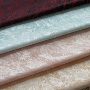 Veelkleurige gemarmerde inktwas jacquard satijnstof, geweven stof met gouden wervelingen en abstracte textuur, geschikt voor pakken, jurken, woondecoratie en naaiprojecten.