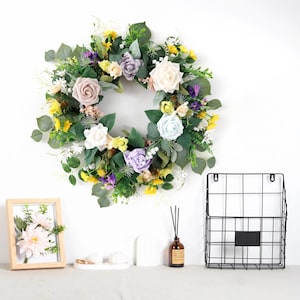 Corona de calabaza artificial de 20 pulgadas con rosas blancas y moradas, ideal para puerta de entrada o para decorar puertas de bodas.