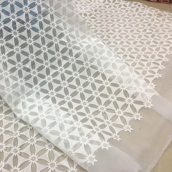 Tissu de dentelle brodée florale luxueuse de gaze blanche blanche blanche pour la robe de bricolage, robe de bal, robe Largeur 130cm 4597c8 Tissu de dentelle brodée florale luxueuse de gaze blanche blanche blanche pour la robe de bricolage, robe de bal, robe Largeur 130cm 4597c8